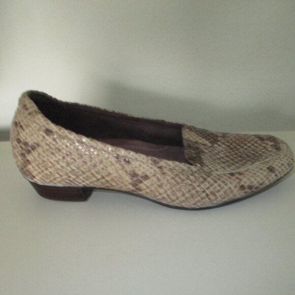 Clarks Everyday Womens Beige Faux Snakeskin Leather Loafer - Size 6M - Picture 3 of 9